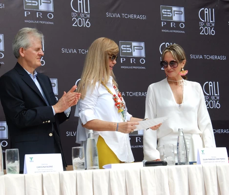 Gobernadora del Valle entregó reconocimiento a la diseñadora Silvia Tcherassi en la inauguración de CaliExposhow
