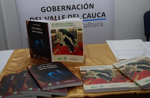 Gobernadora del Valle entregó l Premio de Autores Vallecaucanos a Alejandro López y Andrés Rojas