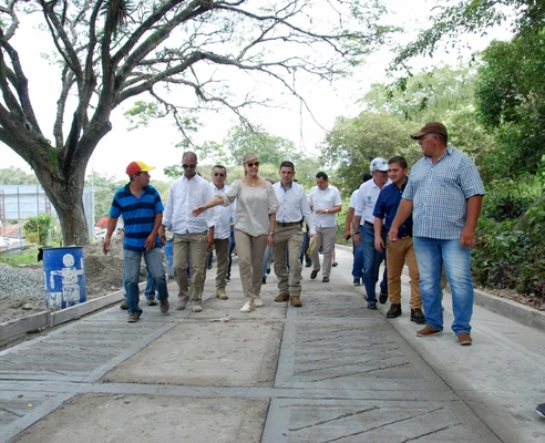 Placas huellas en zonas de posconflicto y  acueducto inauguró la Gobernadora del Valle