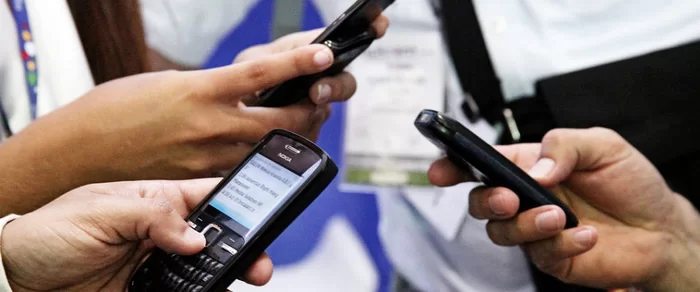 Gobernadora del Valle propone restricción de uso de celulares en instituciones educativas públicas