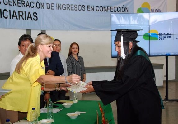 Más 300 mujeres se graduaron en  confecciones con apoyo de la Gobernación 