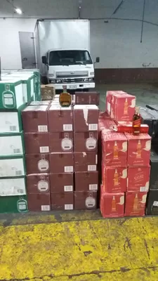 Gobierno del Valle y CTI incautaron 4.000 cajas de licor de contrabando y adulterado en el centro de Cali