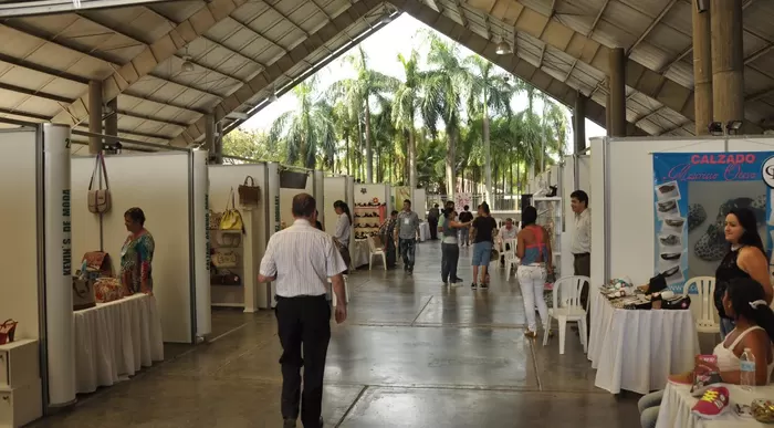Empresarios apoyados por la Gobernación abrieron las puertas de la feria social 'Calzagosto'