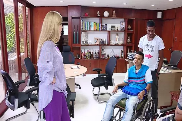 Gobernadora del Valle entregó una silla de  ruedas motorizada a caleño con discapacidad