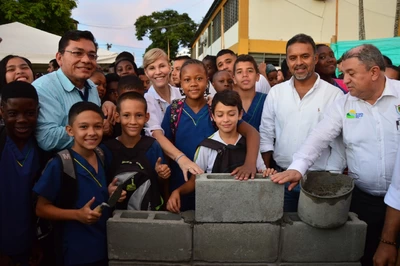 Con la primera piedra Gobernadora dio inicio a la construcción  que convertirá a la IE ‘Jorge Isaacs’ en un Colegio 10