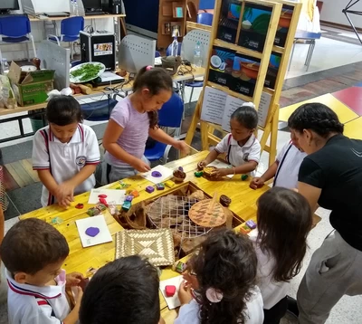 Niños aprenden cocina tradicional a partir del juego