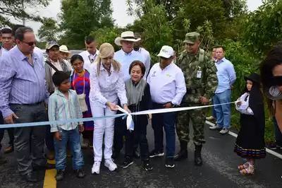 Gobernadora del Valle entregó mantenimiento  de la vía Versalles - La Unión sector Quebradagrande
