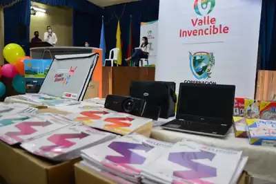 100 instituciones educativas oficiales de municipios no certificados del Valle recibirán kits de bilingüismo