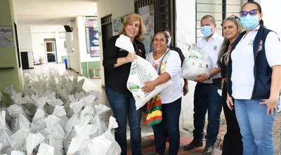 La Gobernadora entregó 150 ayudas humanitarias a damnificados por las lluvias en Bolívar
