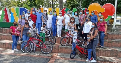 19 niños estrenan bici por completar sus esquemas de vacunación