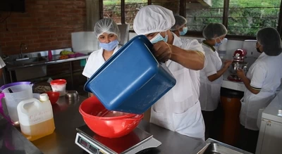 De las aulas a las delicias del pan, así emprenden estudiantes dagüeños que ahora son proveedores del PAE en su colegio
