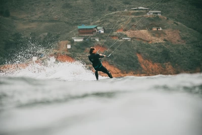 Los mejores de kitesurf en el mundo llegarán al lago Calima para surfear con neblina