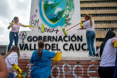 Gobernación del Valle lideró jornada de limpieza en espacios públicos afectados con grafitis