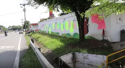Volantes y murales guían a compradores de mecato en el Parador Blanco de la Gelatina, mientras el parque se transforma