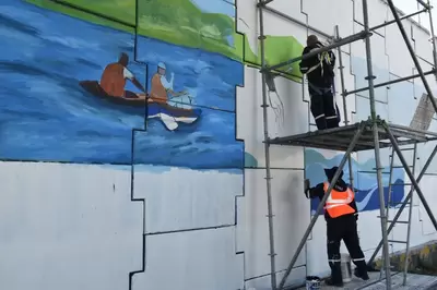 “Me salí del lienzo y la pintura en caballete, a los muros”: Edier Vargas, el artista plástico que embellece los puentes del Valle