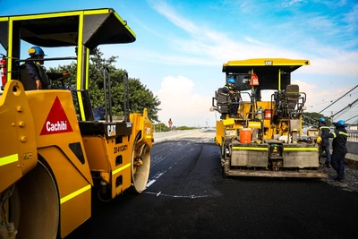 Se inició la instalación del asfalto en la calzada norte del nuevo puente de Juanchito