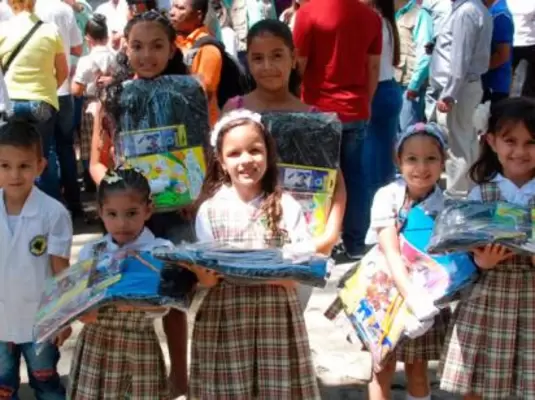 Gobierno del Valle continúa recorrido por los municipios del departamento para entregar kits escolares 