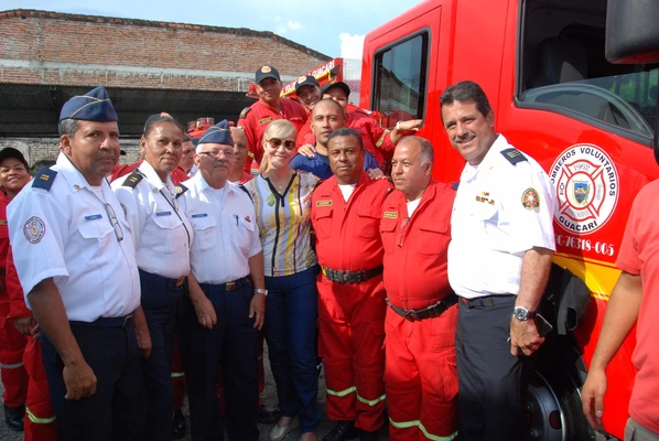 En Guacarí, el Gobierno entregó máquina extintora a los bomberos y CAI móvil a la Policía 