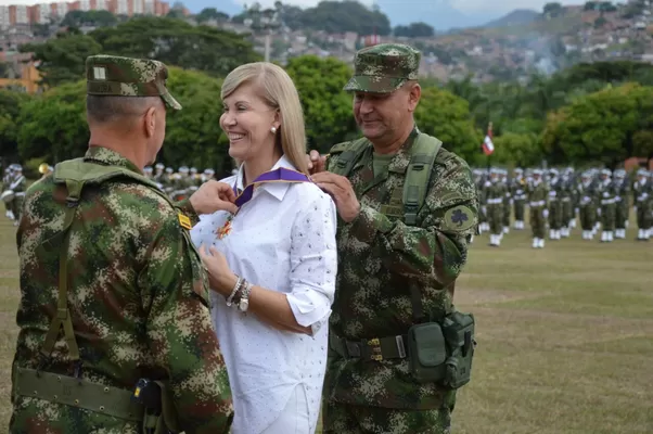 Ejército reconoció apoyo de la Gobernadora  y le otorgó la Medalla 'Fe en la Causa'