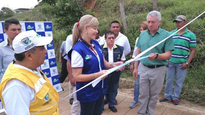 Gobernadora del Valle inauguró placa huellas en Trujillo  y anunció nuevas obras viales por más de $2.500 millones 
