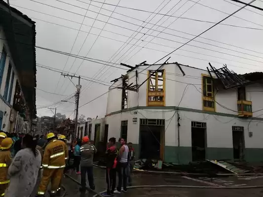 Gobierno departamental acompaña emergencia de El Cairo,  tras incendio que consumió seis locales comerciales