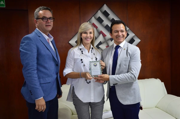 Gobernadora recibe reconocimiento de la Sociedad  Vallecaucana de Anestesiología por su trabajo por la salud