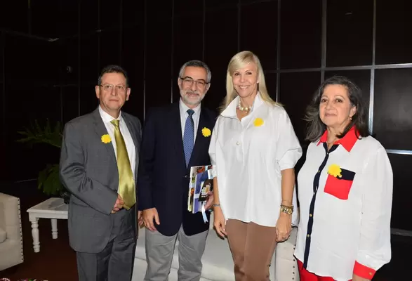 Personalidades en Expo Región se unieron a la campaña  contra la violencia 'Con una flor digo Basta A'