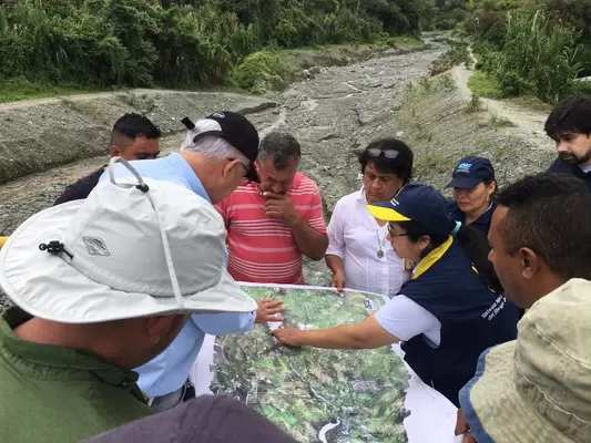 Autoridades hacen inspección a cárcava que representa riesgo a familias en El Cerrito