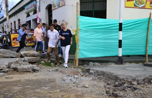 Gobernadora inspeccionó trabajos de  rehabilitación de vía céntrica de Guacarí