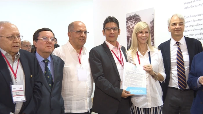 Gobernadora entregó reconocimiento a la revista  Colombia Médica por sus 50 años de creación