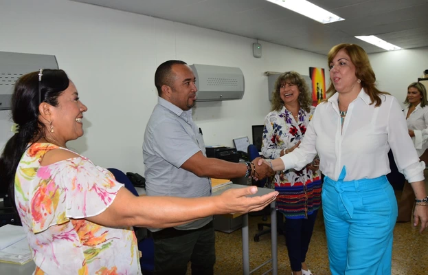 La gobernadora del Valle Clara Luz Roldán saludó a los funcionarios del Palacio de San Francisco y los invitó a seguir trabajando por el departamento