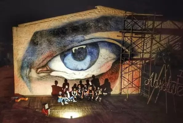 Artista realiza mural de 80 metros cuadrados con crayones en Roldanillo