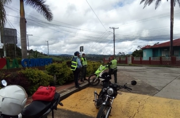 Agentes de Tránsito del Valle prestan sus servicios  en puntos de bloqueo durante jornada de movilización