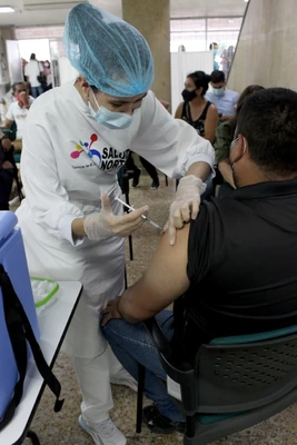 Funcionarios mayores de 25 años madrugaron a vacunarse contra el COVID-19 en una nueva jornada en la Gobernación del Valle
