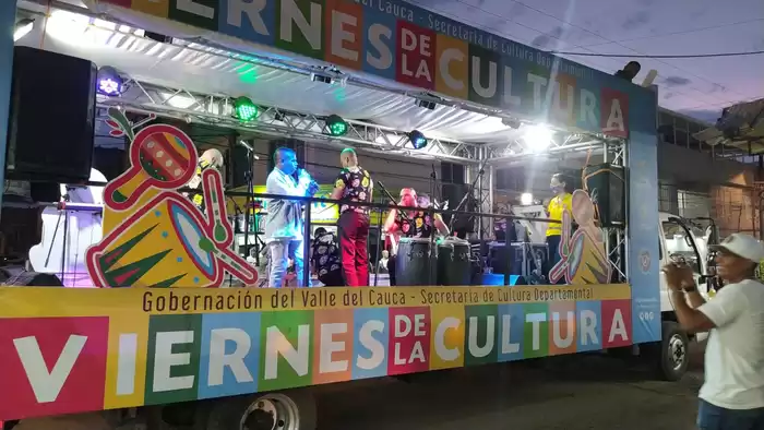 A ritmo de música y danza, la comuna 15 de Cali disfrutó con la tarima móvil del Viernes de la Cultura