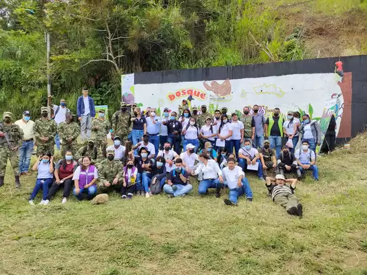 Entre pinceladas y mensajes, habitantes de Felidia celebraron el Día Mundial de la Educación Ambiental