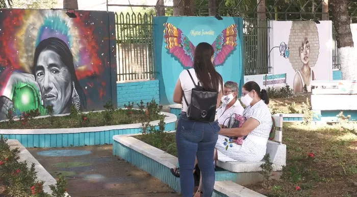 Mujeres artesanas embellecen la ‘cara’ de parques en Sevilla, Roldanillo y Ginebra e impulsan el turismo