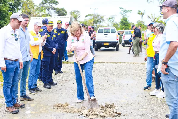 Gobernadora del Valle dio inicio a la segunda fase de la pavimentación de la vía Ladrilleros-La Barra