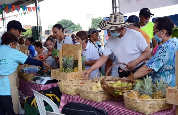 Mercar productos frescos traídos del campo, una oportunidad que el Gran Mercado Campesino llevó a la comuna 11 de Cali