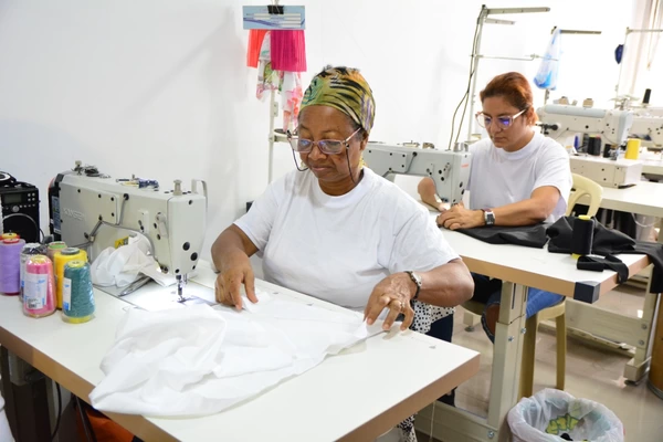 Con cinco máquinas de coser la 'Casa de Modas Rosalba Santamaría' genera empleo gracias a Valle INN Comunas Cali