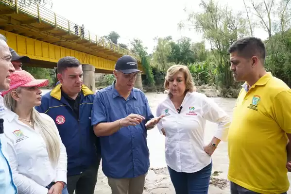 Gobernadora entregó maquinaria amarilla para la atención de emergencias por las lluvias en el norte y centro del Valle