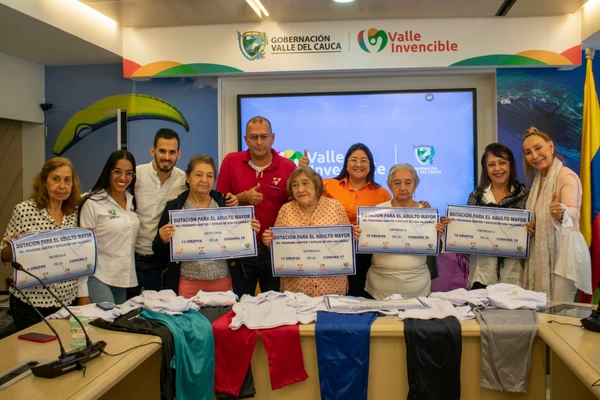 Gobernación del Valle entregó 9.200 bonos de uniformes para grupos de adulto mayor de las comunas y corregimientos de Cali