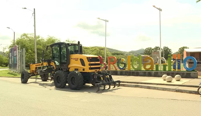 Campesinos de Roldanillo tendrán garantizada su movilidad con motoniveladora entregada por la Gobernación del Valle