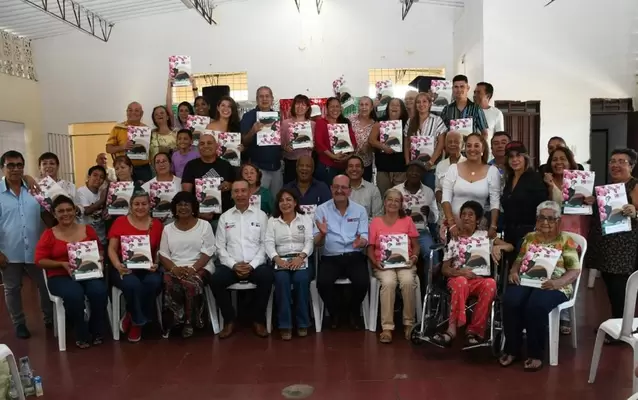 33 familias del barrio Prados de Oriente en Cali ya tienen los títulos de propiedad de sus viviendas