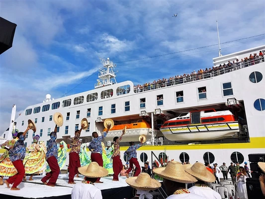 Histórica visita del primer crucero turístico al puerto de Buenaventura