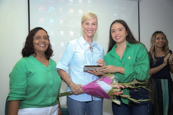 Red de Mujeres Comunales de Cali reconoció el trabajo de la Gobernadora por el empoderamiento y liderazgo femenino